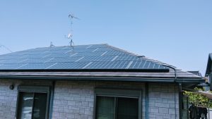 屋根の塗り替えの時、太陽光パネルは外すの？